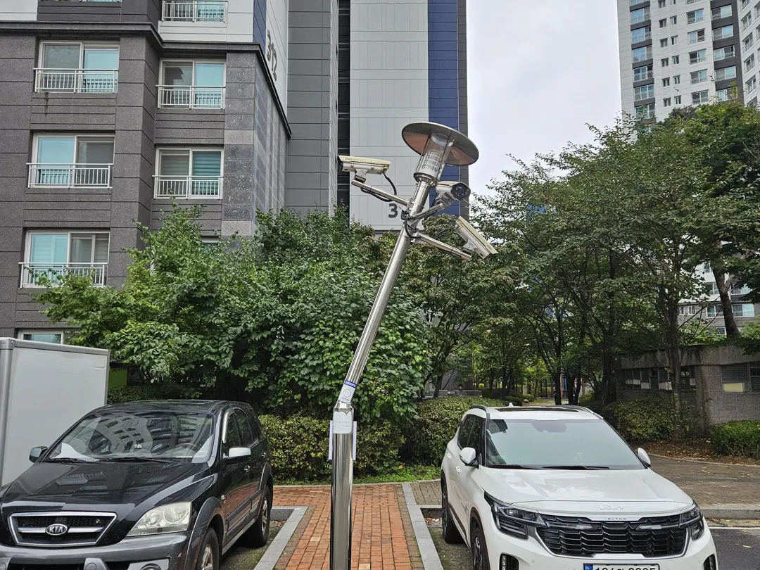 화물차량 후진충돌로 꺾인 보안등 기둥 파손 전