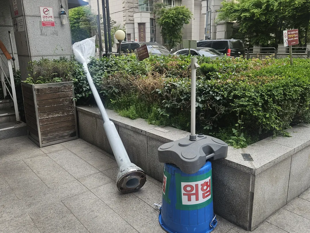 추돌사고로 쓰러진 가로등 파손 전