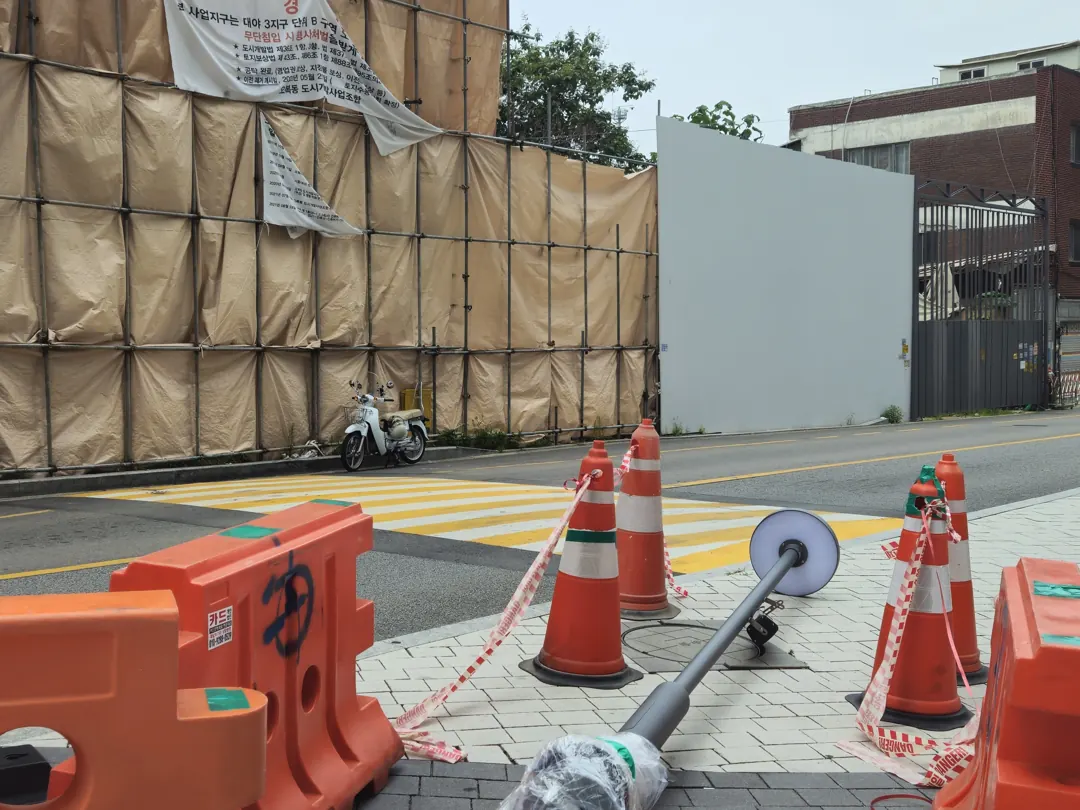 시흥 시화공단 진입로 화물차 접촉사고로 파손된 가로등 기둥 전