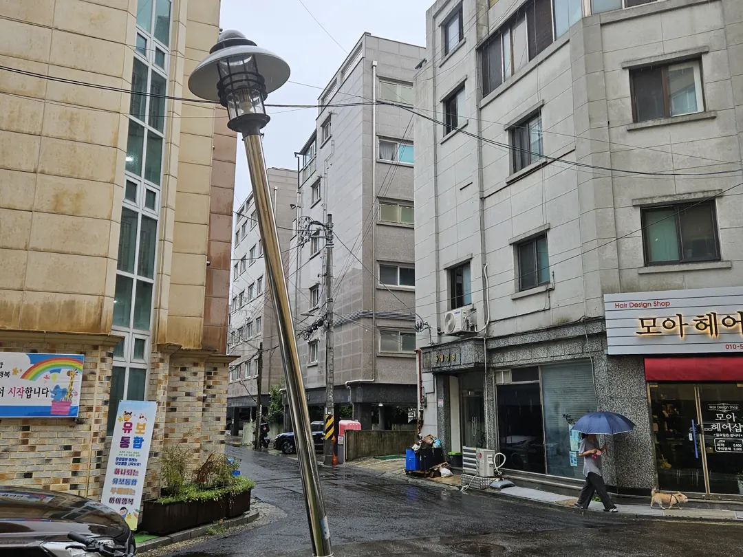 송파 대단지 아파트 진출입로 이사차량 접촉사고로 파손된 가로등 기둥 전