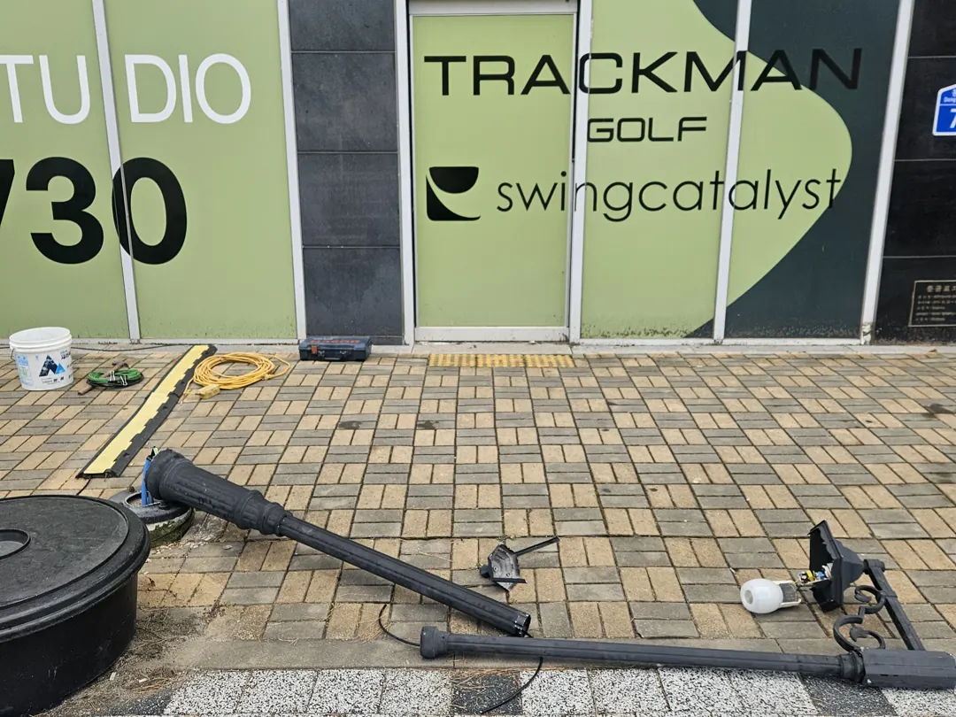 화물차량 추돌사고로 파손된 가로등 교체 전